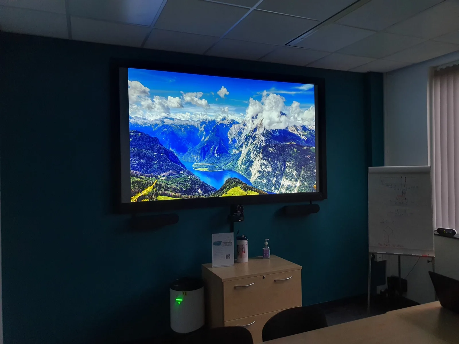 Integrated professional meeting room with conferencing technology